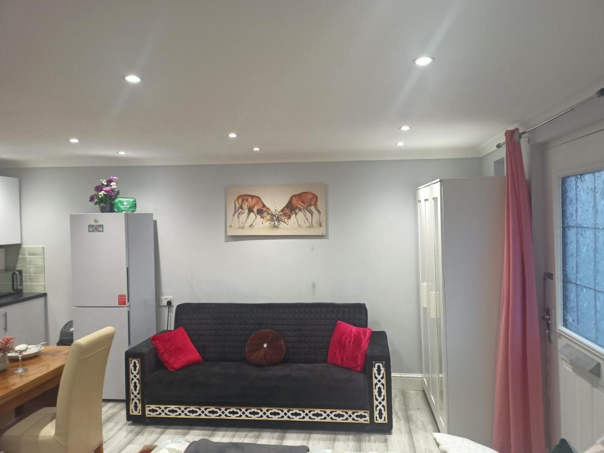 Homey Studio In Newport Perfect For Couples & Travelers Экстерьер фото