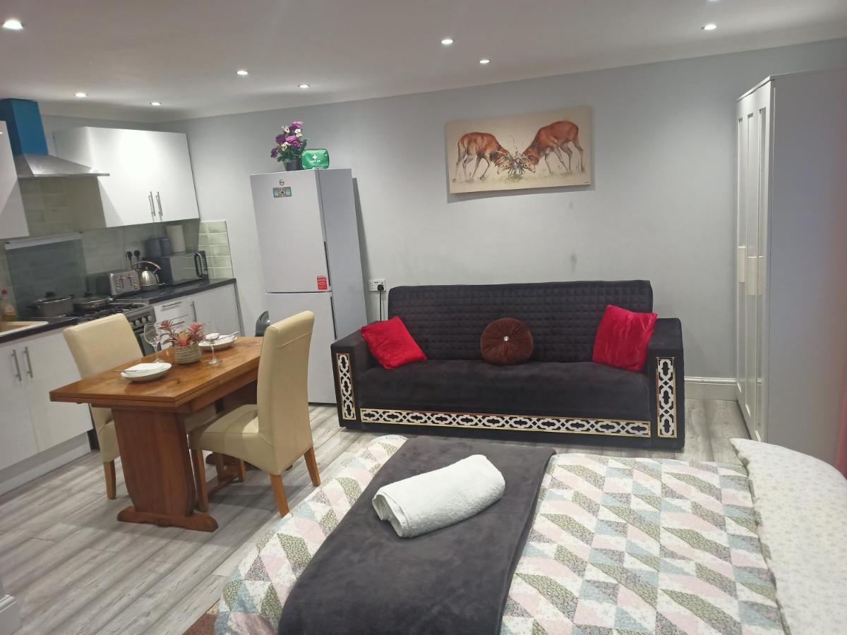 Homey Studio In Newport Perfect For Couples & Travelers Экстерьер фото