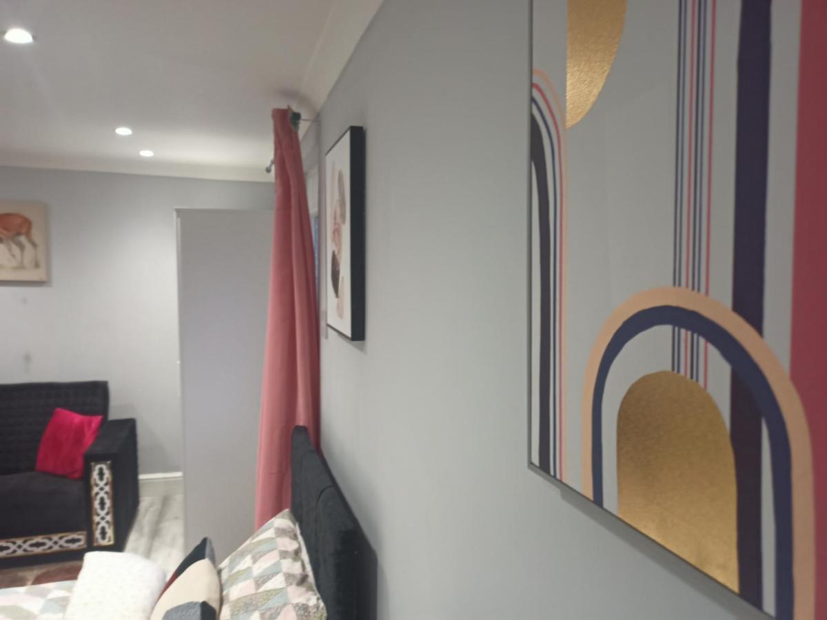 Homey Studio In Newport Perfect For Couples & Travelers Экстерьер фото