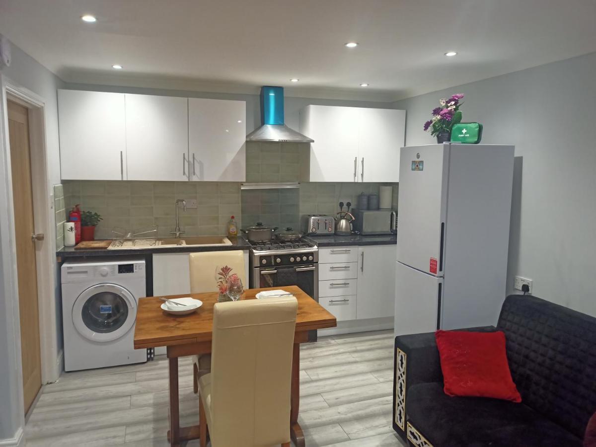 Homey Studio In Newport Perfect For Couples & Travelers Экстерьер фото