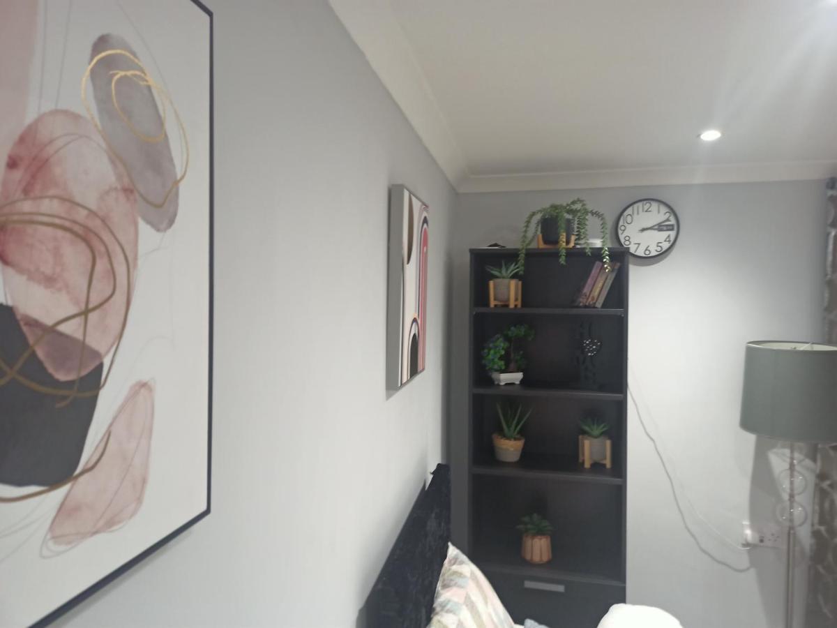 Homey Studio In Newport Perfect For Couples & Travelers Экстерьер фото