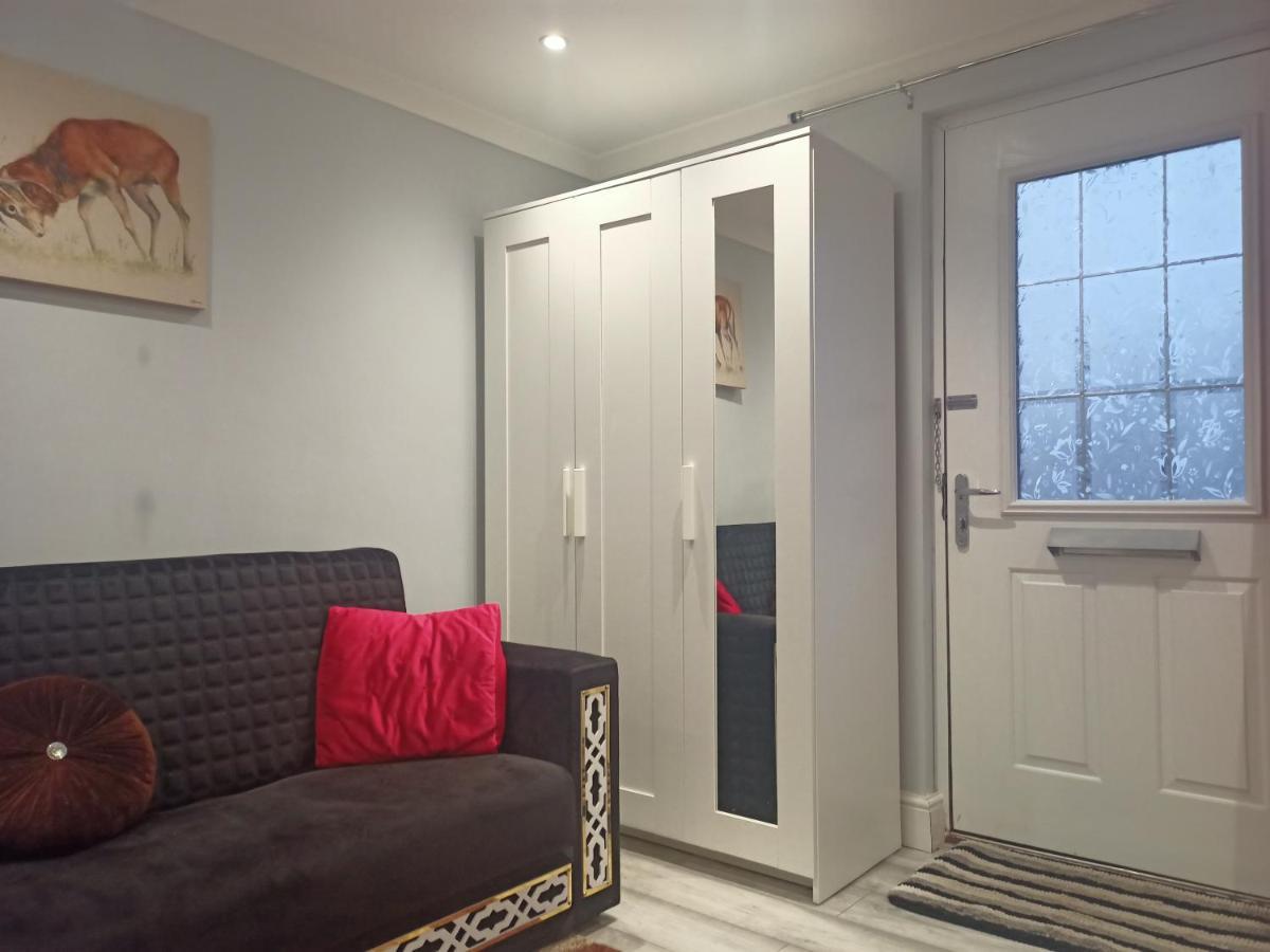 Homey Studio In Newport Perfect For Couples & Travelers Экстерьер фото