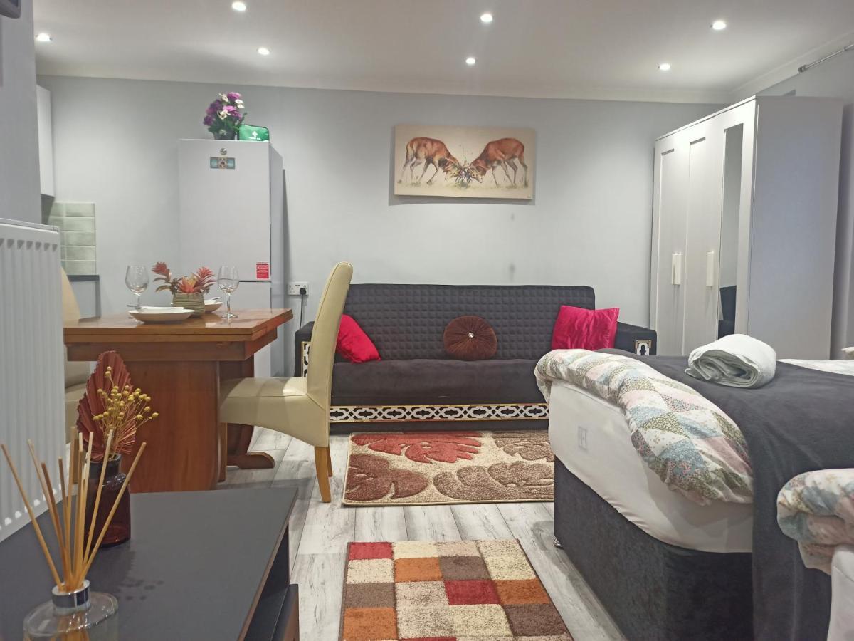 Homey Studio In Newport Perfect For Couples & Travelers Экстерьер фото