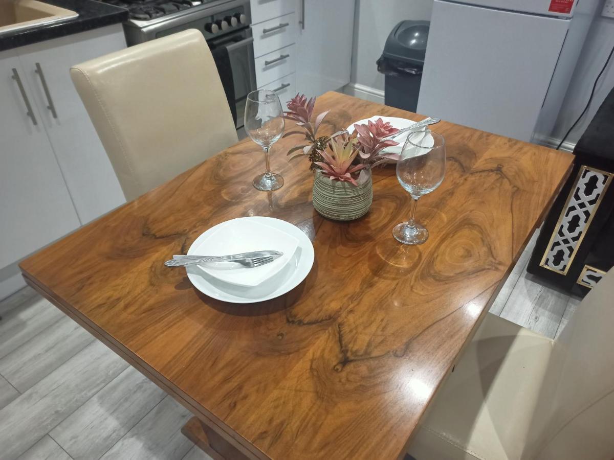Homey Studio In Newport Perfect For Couples & Travelers Экстерьер фото