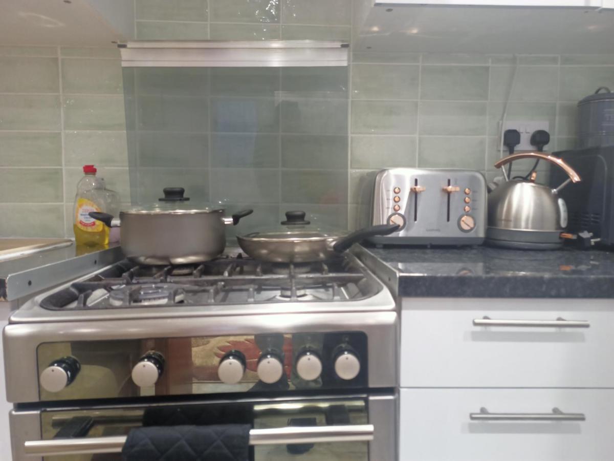 Homey Studio In Newport Perfect For Couples & Travelers Экстерьер фото