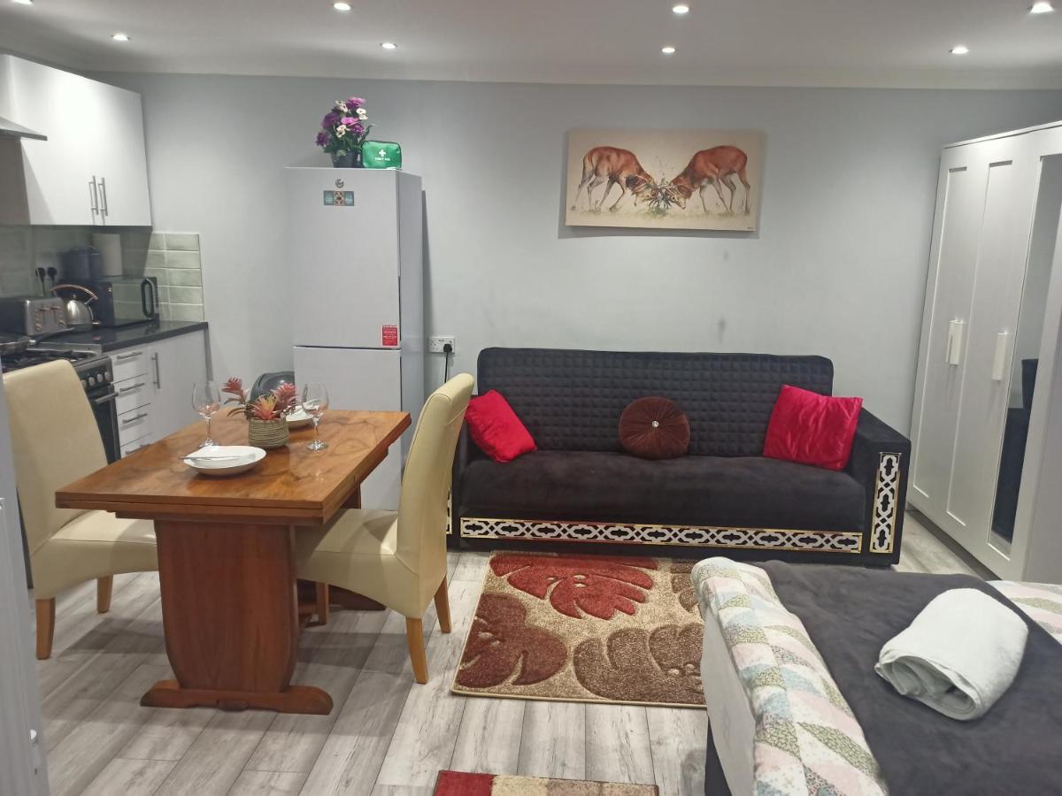 Homey Studio In Newport Perfect For Couples & Travelers Экстерьер фото
