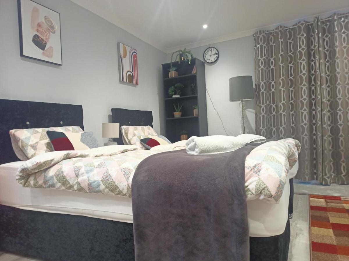 Homey Studio In Newport Perfect For Couples & Travelers Экстерьер фото