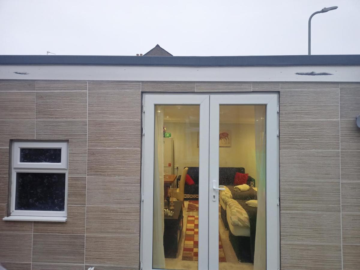 Homey Studio In Newport Perfect For Couples & Travelers Экстерьер фото