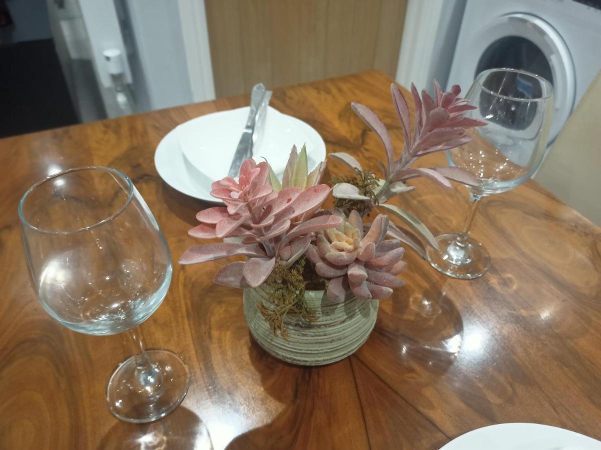 Homey Studio In Newport Perfect For Couples & Travelers Экстерьер фото