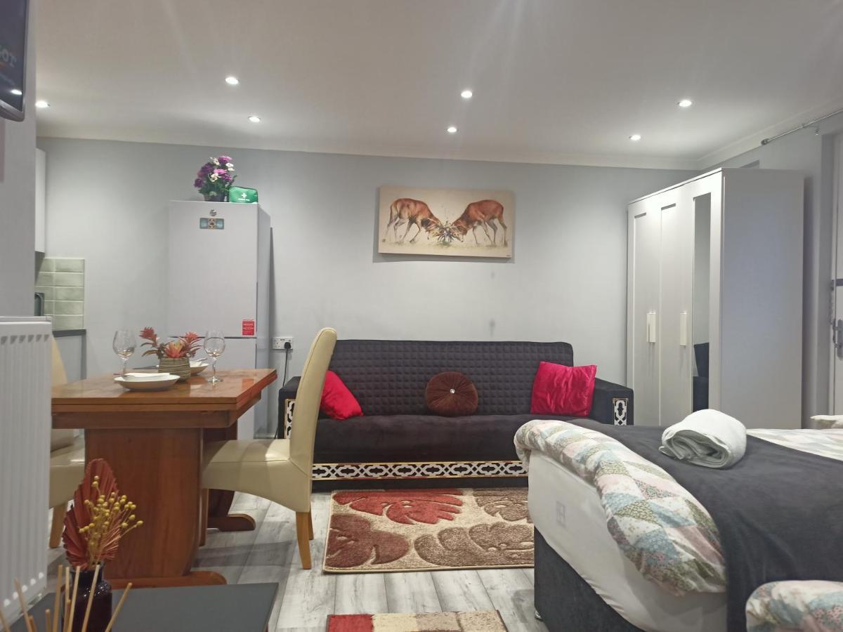 Homey Studio In Newport Perfect For Couples & Travelers Экстерьер фото