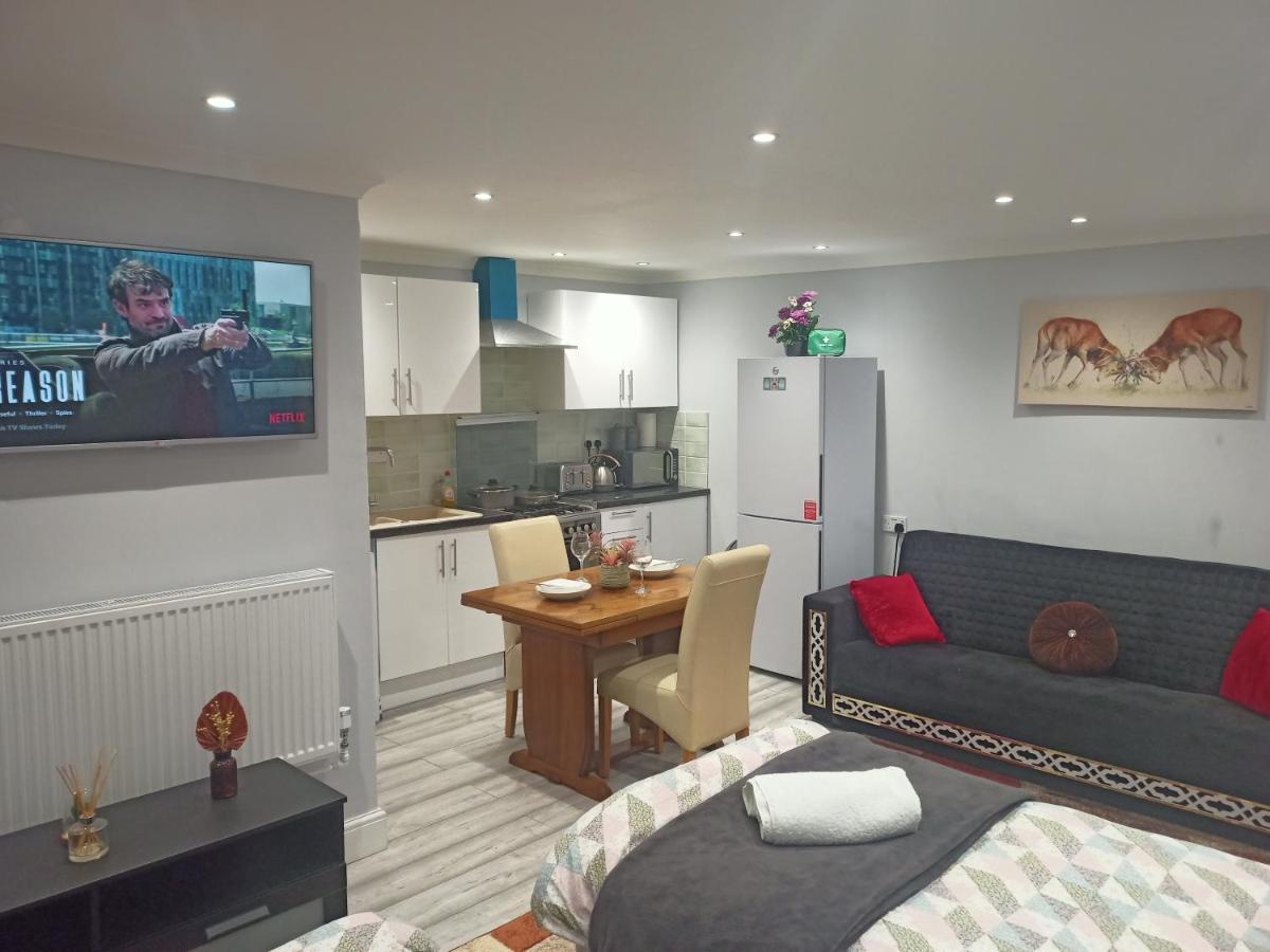 Homey Studio In Newport Perfect For Couples & Travelers Экстерьер фото
