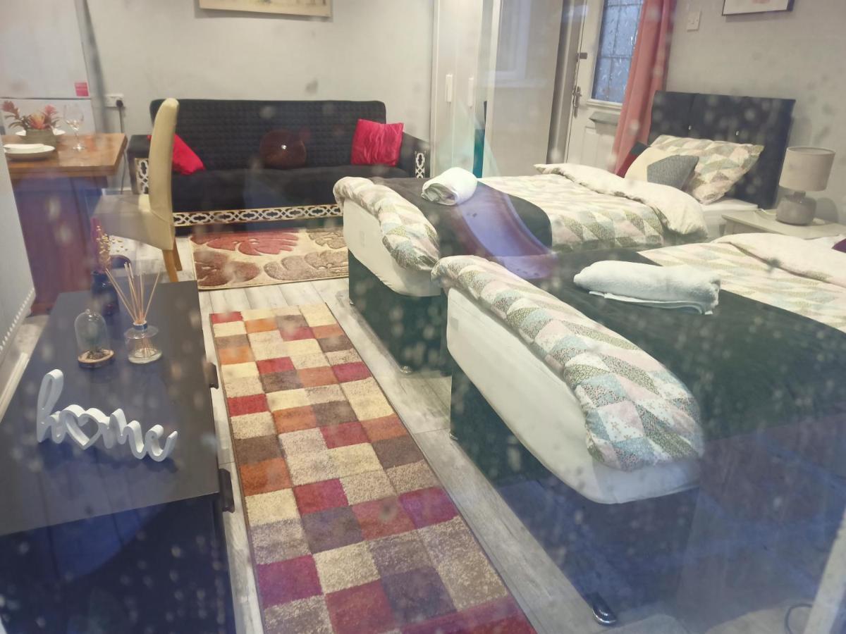 Homey Studio In Newport Perfect For Couples & Travelers Экстерьер фото
