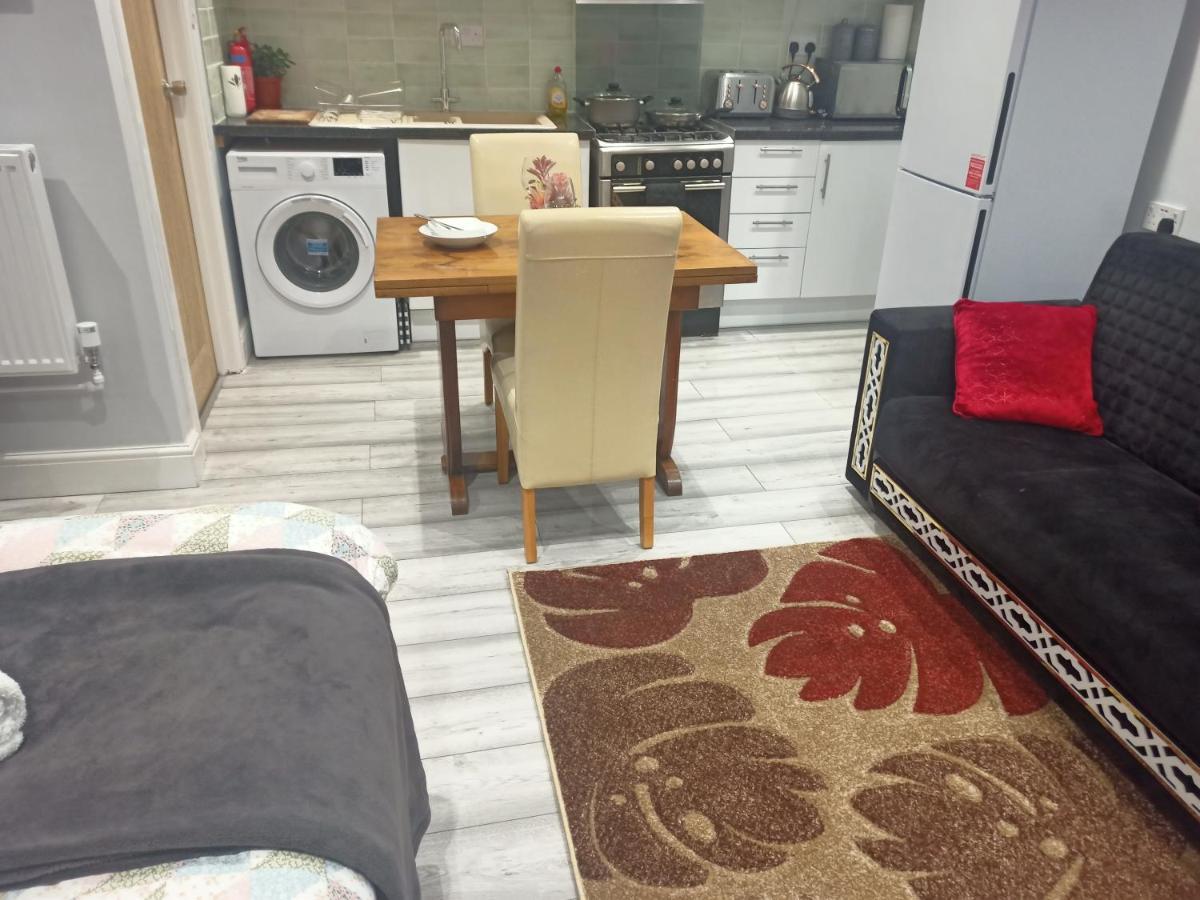 Homey Studio In Newport Perfect For Couples & Travelers Экстерьер фото